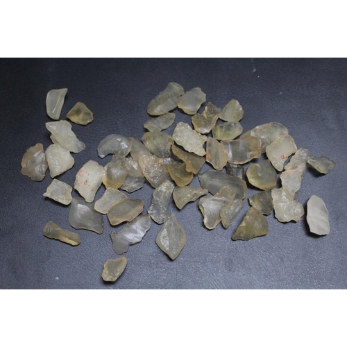 540 - A COLLECTION OF ASSORTED LIBYAN DESERT GLASS STYLE FRAGMENTS, over 50 pieces, untested, approx combi... 