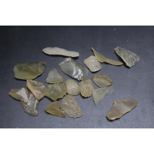 540 - A COLLECTION OF ASSORTED LIBYAN DESERT GLASS STYLE FRAGMENTS, over 50 pieces, untested, approx combi... 