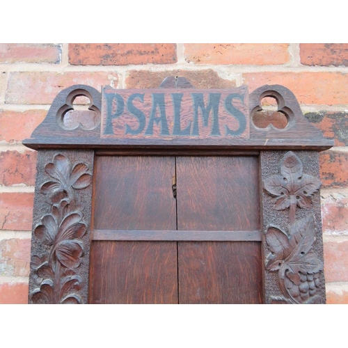 571 - AN EARLY 20TH CENTURY OAK 'PSALMS' ECCLESIASTICAL HYMN BOARD, carved with fruit and floral detail, H... 