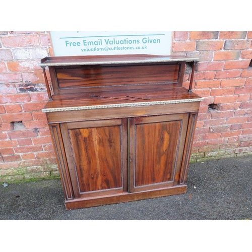 588 - A REGENCY ROSEWOOD CHIFFONIER OF SLIM PROPORTIONS, having gilt brass edging details, two door base, ... 