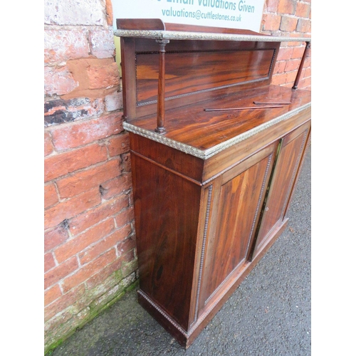 588 - A REGENCY ROSEWOOD CHIFFONIER OF SLIM PROPORTIONS, having gilt brass edging details, two door base, ... 