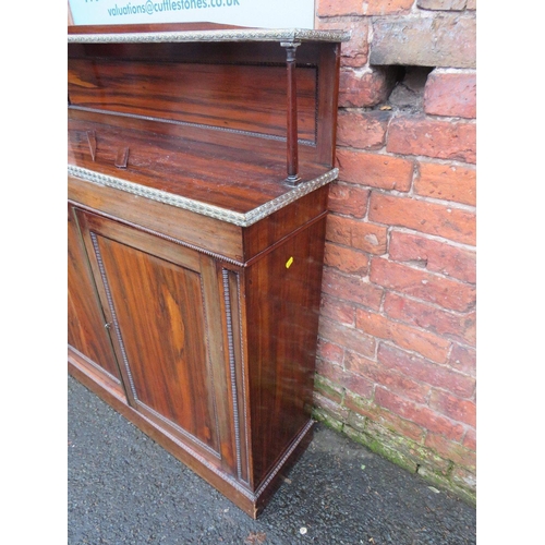 588 - A REGENCY ROSEWOOD CHIFFONIER OF SLIM PROPORTIONS, having gilt brass edging details, two door base, ... 