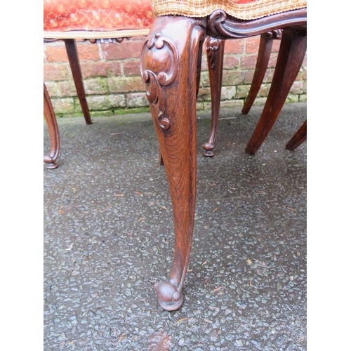 592 - A SET OF SIX MID VICTORIAN MAHOGANY DINING CHAIRS, each with carved detail to the mid-rail, raised o... 