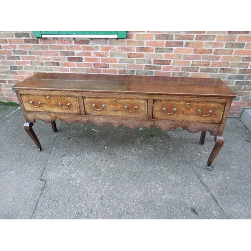 601 - A GEORGIAN OAK DRESSER, with three drawers, crossbanded detailing, raised on cabriole legs, H 83 cm,... 