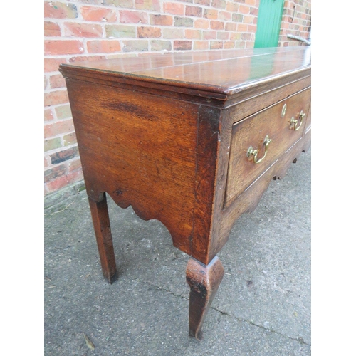 601 - A GEORGIAN OAK DRESSER, with three drawers, crossbanded detailing, raised on cabriole legs, H 83 cm,... 