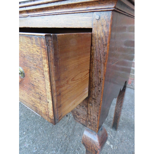 601 - A GEORGIAN OAK DRESSER, with three drawers, crossbanded detailing, raised on cabriole legs, H 83 cm,... 