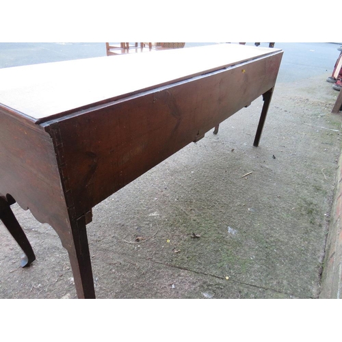 601 - A GEORGIAN OAK DRESSER, with three drawers, crossbanded detailing, raised on cabriole legs, H 83 cm,... 