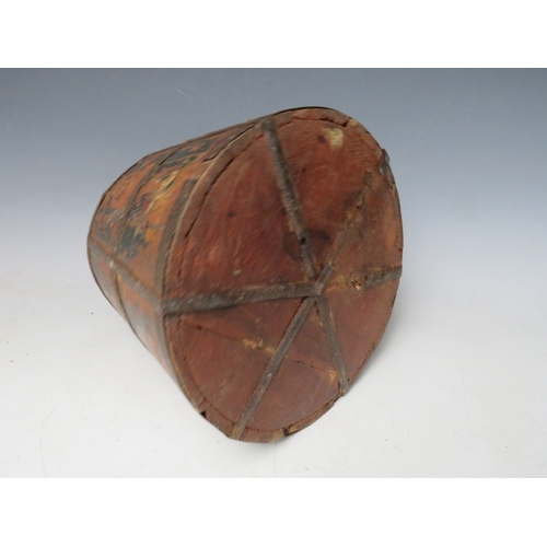 476 - AN EARLY INDIAN SMALL COOPERED BARREL WITH TWELVE PAINTED FIGURE STUDIES, H 21 cm, base Dia. 25 cm, ... 