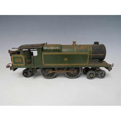 545 - A VINTAGE CLOCKWORK TIN PLATE STEAM ENGINE, H 9 cm, L 26 cm