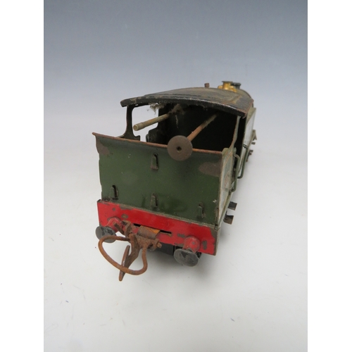 545 - A VINTAGE CLOCKWORK TIN PLATE STEAM ENGINE, H 9 cm, L 26 cm