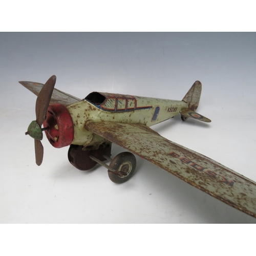 546 - A VINTAGE CLOCKWORK TIN PLATE PROPELLER AEROPLANE, with retractable wings, L 30 cm, W 43 cm with win... 