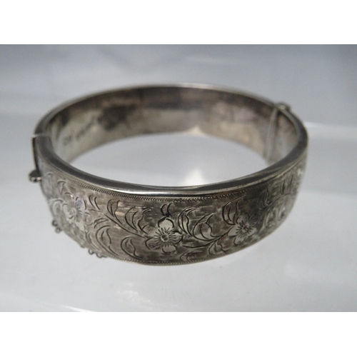 246 - A COLLECTION OF SILVER AND WHITE METAL VINTAGE COSTUME JEWELLERY, to include a hallmarked silver hin... 