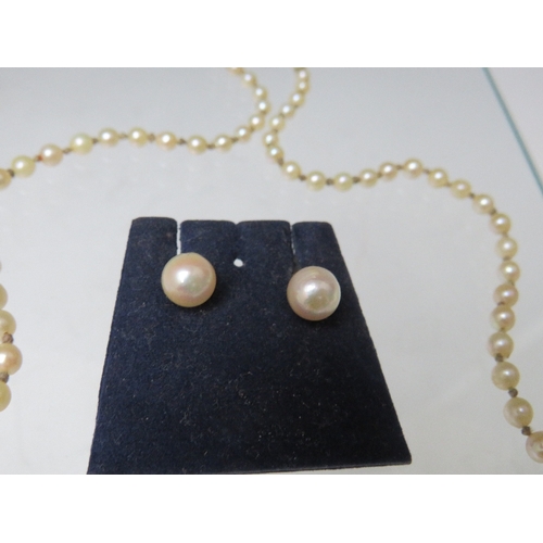 263 - A SINGLE STRAND HAND KNOTTED GRADUATED PEARL NECKLACE WITH 9CT WHITE GOLD CLASP, the clasp set with ... 