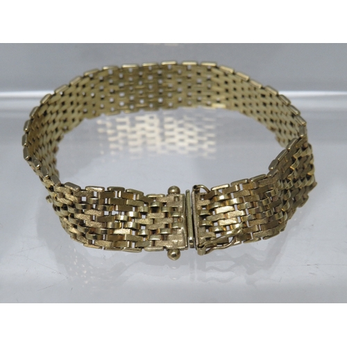 268 - A HALLMARKED 9CT GOLD BRACELET, approximate weight 21 g, S/D