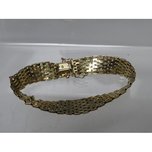 268 - A HALLMARKED 9CT GOLD BRACELET, approximate weight 21 g, S/D