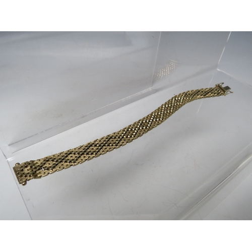 268 - A HALLMARKED 9CT GOLD BRACELET, approximate weight 21 g, S/D