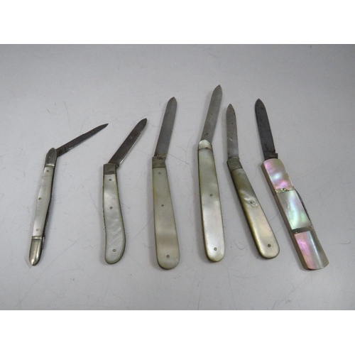 203 - A COLLECTION OF MOTHER OF PEARL HANDLED FRUIT / PENKNIVES, to include four hallmarked silver bladed ... 