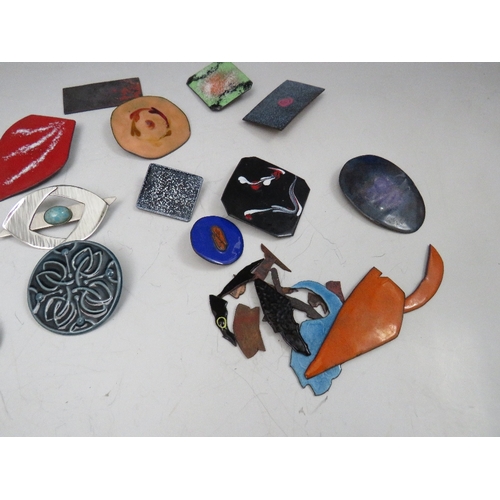 242 - A COLLECTION OF MID CENTURY RETRO BROOCHES ETC., to include copper and ceramic examples, plus a mode... 