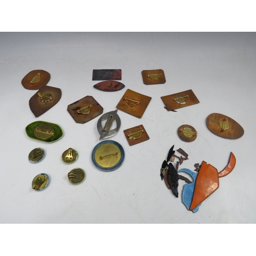 242 - A COLLECTION OF MID CENTURY RETRO BROOCHES ETC., to include copper and ceramic examples, plus a mode... 