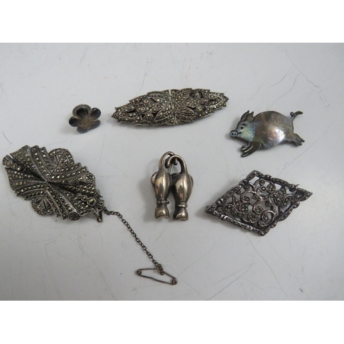 258 - A COLLECTION OF SILVER AND WHITE METAL JEWELLERY, to include marcasite silver brooch. dress clip[s, ... 