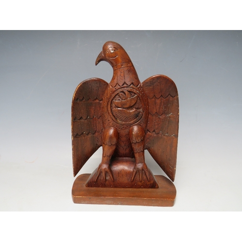 473 - AN UNUSUAL FOLK ART WOODEN CARVING OF AN EAGLE, H 25 cm