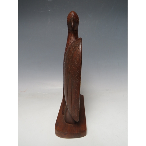 473 - AN UNUSUAL FOLK ART WOODEN CARVING OF AN EAGLE, H 25 cm