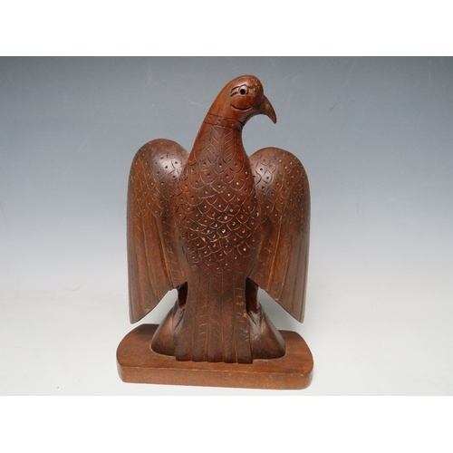 473 - AN UNUSUAL FOLK ART WOODEN CARVING OF AN EAGLE, H 25 cm