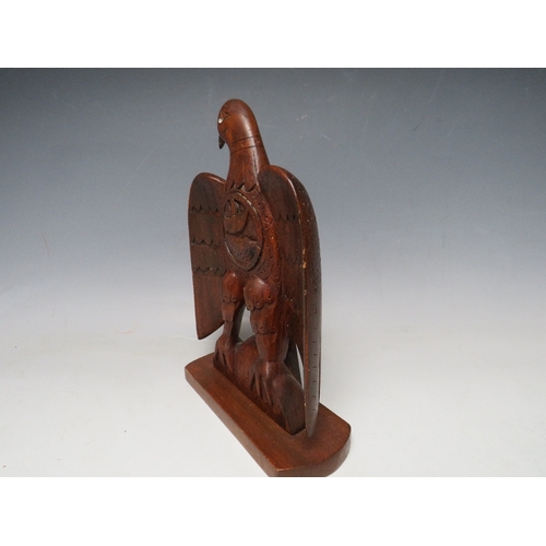 473 - AN UNUSUAL FOLK ART WOODEN CARVING OF AN EAGLE, H 25 cm