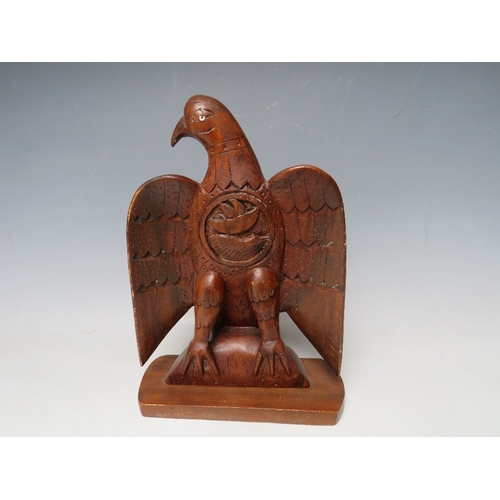 473 - AN UNUSUAL FOLK ART WOODEN CARVING OF AN EAGLE, H 25 cm