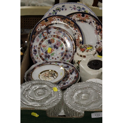 113 - A TRAY OF ASSORTED CERAMICS AND GLASSWARE TO INCLUDE IMARI IRONSTONE PLATE ETC