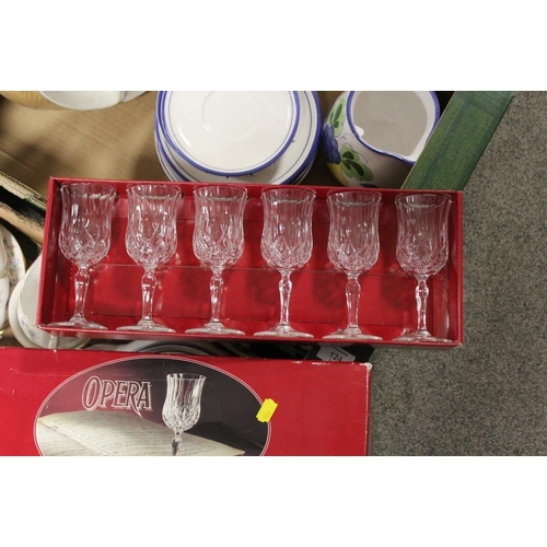 124 - TWO TRAYS OF CERAMICS AND GLASS TO INCLUDE SIX BOXED ROYAL CRYSTAL ROCK SHERRY GLASSES, DUCHESS TRAN... 