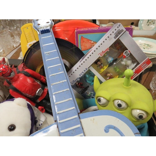 78 - A TRAY OF ASSORTED VINTAGE AND MODERN TOYS ETC TO INC A CHAD VALLEY METAL GUITAR A/F, VARIOUS COCA C... 