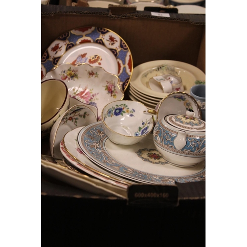 93 - A TRAY OF ASSORTED CERAMICS TO INCLUDE WEDGWOOD FLORENTINE