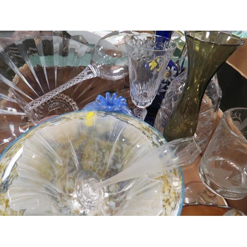 96 - A TRAY OF GOOD QUALITY GLASSWARE TO INCLUDE PAPERWEIGHTS, MATS JOHANNSEN FLOWER BOWL, ROSENTHAL BOWL... 