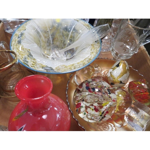 96 - A TRAY OF GOOD QUALITY GLASSWARE TO INCLUDE PAPERWEIGHTS, MATS JOHANNSEN FLOWER BOWL, ROSENTHAL BOWL... 