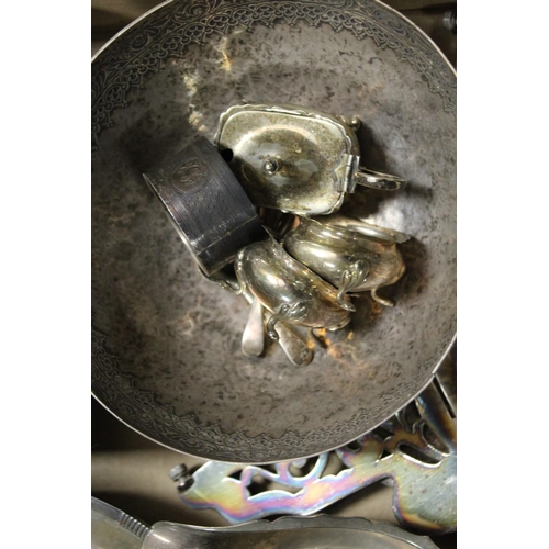 97 - A TRAY OF ASSORTED METALWARE TO INCLUDE A SILVER PLATED WATER JUG BY WALKER & HALL, CONTINENTAL WHIT... 