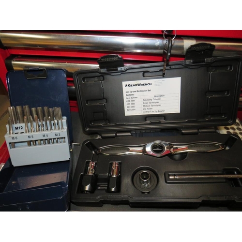 601 - A LOCKABLE CLARKE HD PLUS FIVE DRAWER TOOL CABINET WITH VARIOUS SPECIALISED HAND TOOLS,  TO INCLUDE ... 