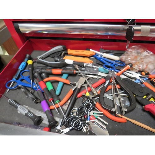 601 - A LOCKABLE CLARKE HD PLUS FIVE DRAWER TOOL CABINET WITH VARIOUS SPECIALISED HAND TOOLS,  TO INCLUDE ... 