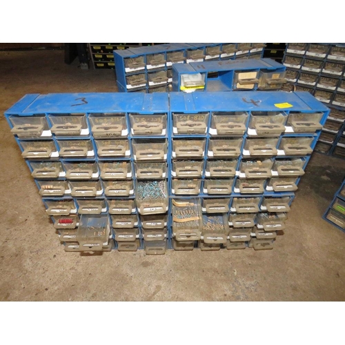 605 - AN ASSORTMENT OF PLASTIC ORGANISER DRAWERS CONTAINING RESISTORS, CAPACITORS, I C CHIPS, SCREWS AND O... 