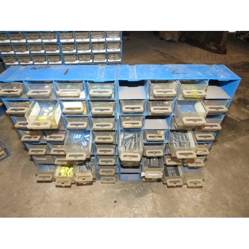 605 - AN ASSORTMENT OF PLASTIC ORGANISER DRAWERS CONTAINING RESISTORS, CAPACITORS, I C CHIPS, SCREWS AND O... 