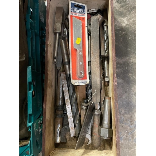 658 - A QUANTITY OF ASSORTED TOOLS INCLUDING A GALVANISED BUCKET