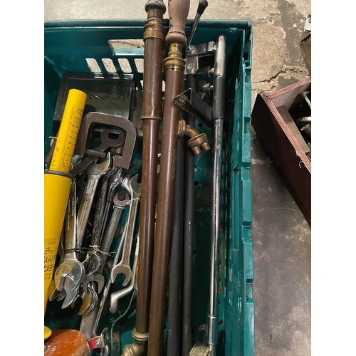 658 - A QUANTITY OF ASSORTED TOOLS INCLUDING A GALVANISED BUCKET