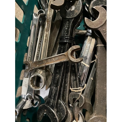 658 - A QUANTITY OF ASSORTED TOOLS INCLUDING A GALVANISED BUCKET