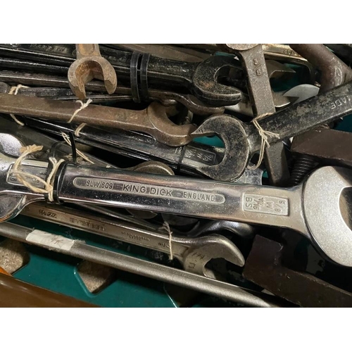 658 - A QUANTITY OF ASSORTED TOOLS INCLUDING A GALVANISED BUCKET