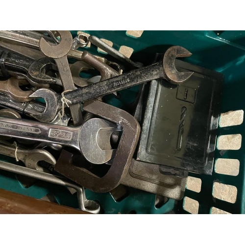 658 - A QUANTITY OF ASSORTED TOOLS INCLUDING A GALVANISED BUCKET