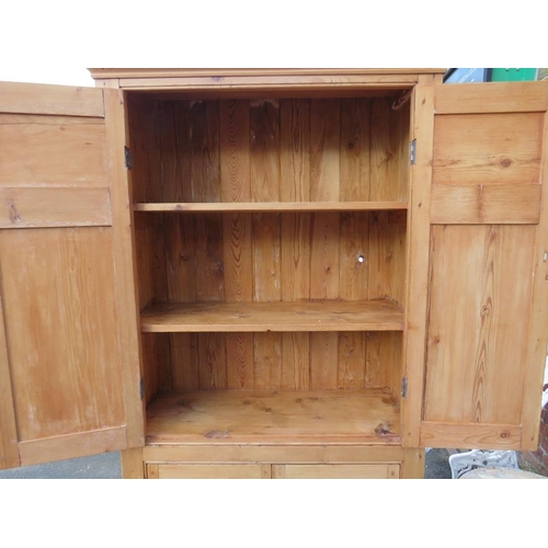 877 - AN ANTIQUE PINE LARGE FOUR DOOR CUPBOARD H-212 W-102 CM