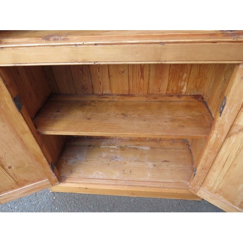 877 - AN ANTIQUE PINE LARGE FOUR DOOR CUPBOARD H-212 W-102 CM