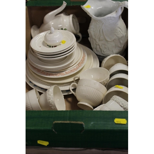 125 - A TRAY OF ASSORTED CERAMICS TO INCLUDE A PORTMEIRION PARIAN STYLE JUG, WEDGWOOD MOSS ROSE TEAWARE ET... 