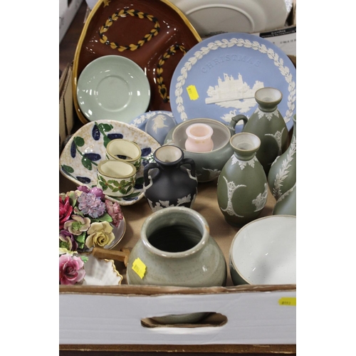 133 - A TRAY OF ASSORTED CERAMICS TO INCLUDE A SMALL BLACK AND WHITE WEDGWOOD PORTLAND STYLE VASE, GREEN J... 