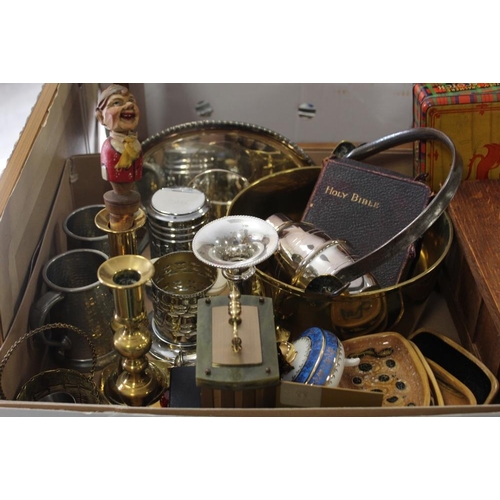 134 - A TRAY OF ASSORTED METALWARE ETC TO INCLUDE BRASS CANDLESTICKS, SMALL BRASS JAM PAN ETC